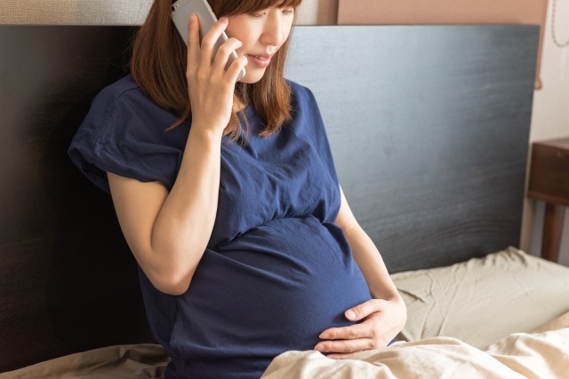 電話をする妊婦