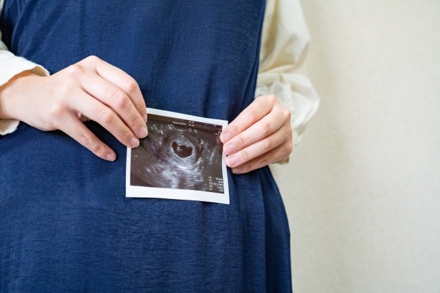 妊婦とエコー写真