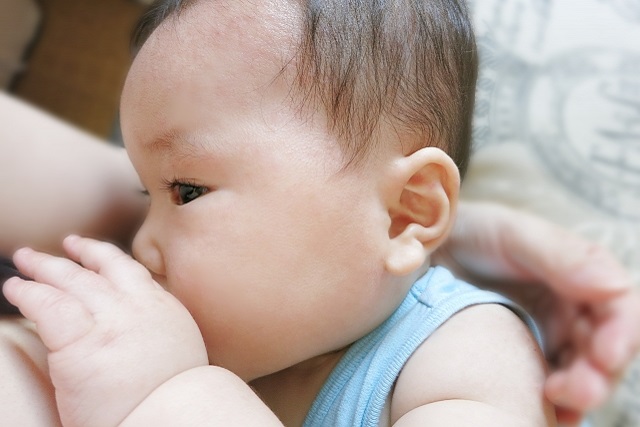 母乳を飲む赤ちゃん